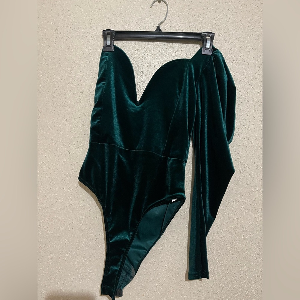 Forest green velvet long sleeve bodysuit, size 8 pretty little thing